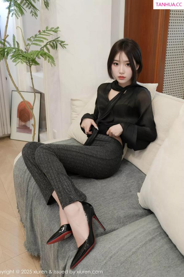 汁汁  [XiuRen]高清写真图 2025.07.11 No.10537 汁汁 性感黑T第13张图片